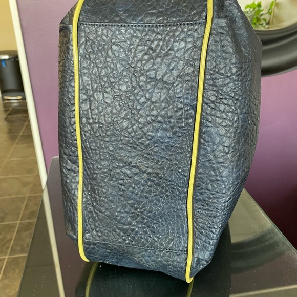 Vera Wang Navy and Yellow Tote Bag - Picture 2 of 5